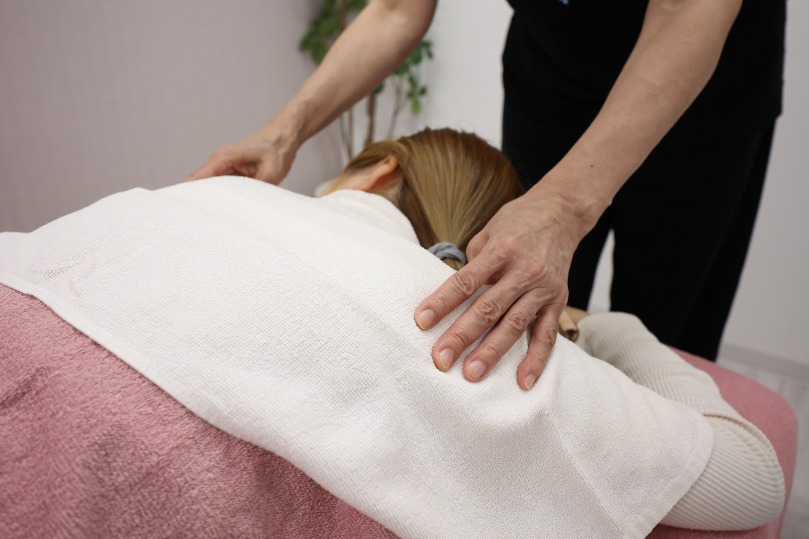 肩を揉んでいる