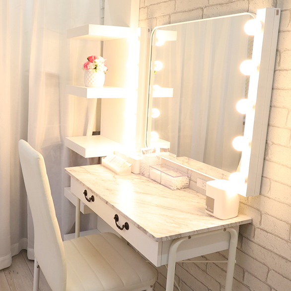 楽屋にありそうな白いドレッサー