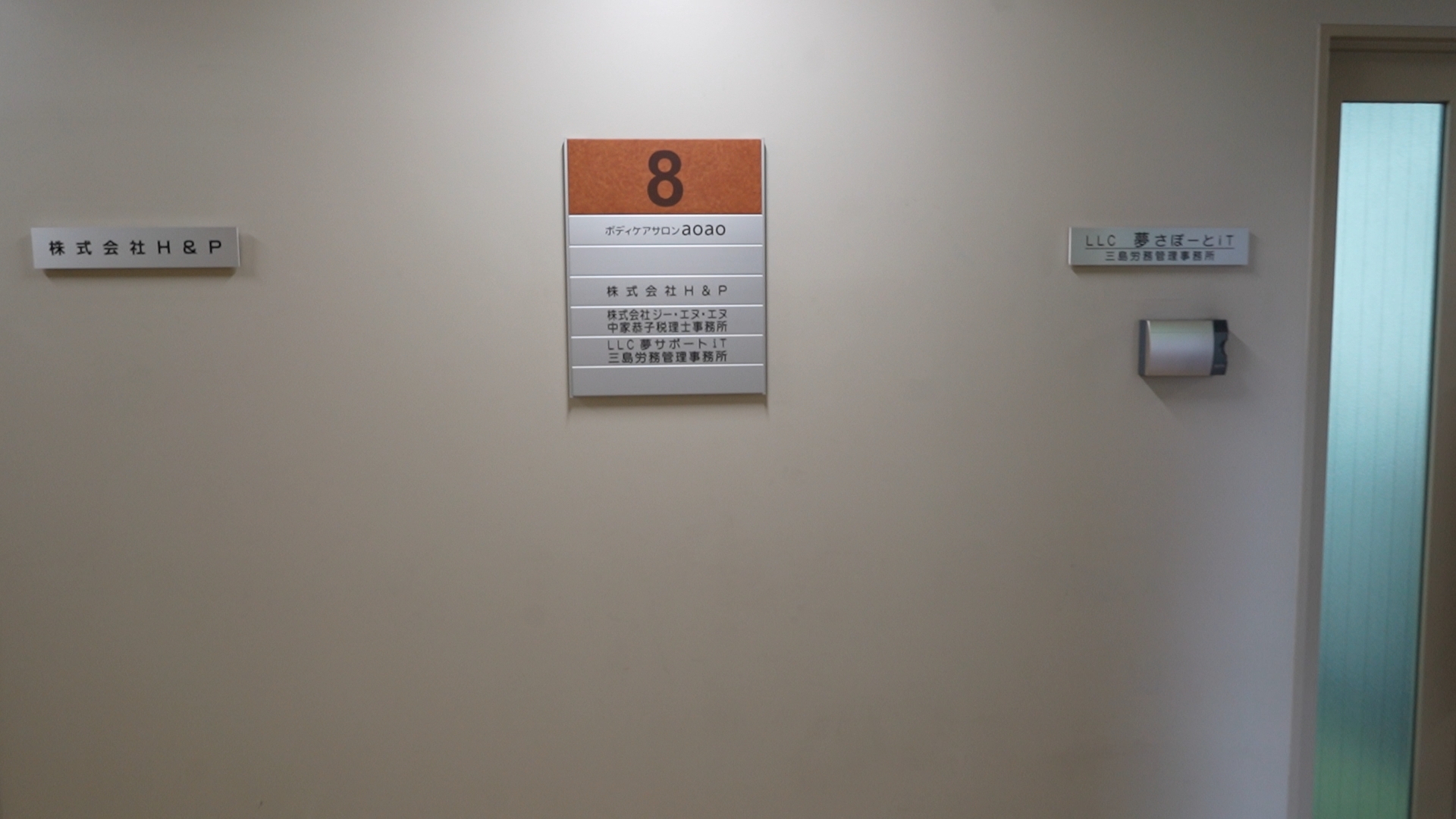 看板が見えたら 右へ向かいます