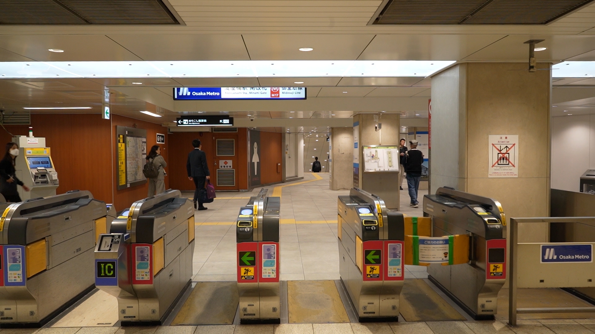 淀屋橋駅南改札を通過します
