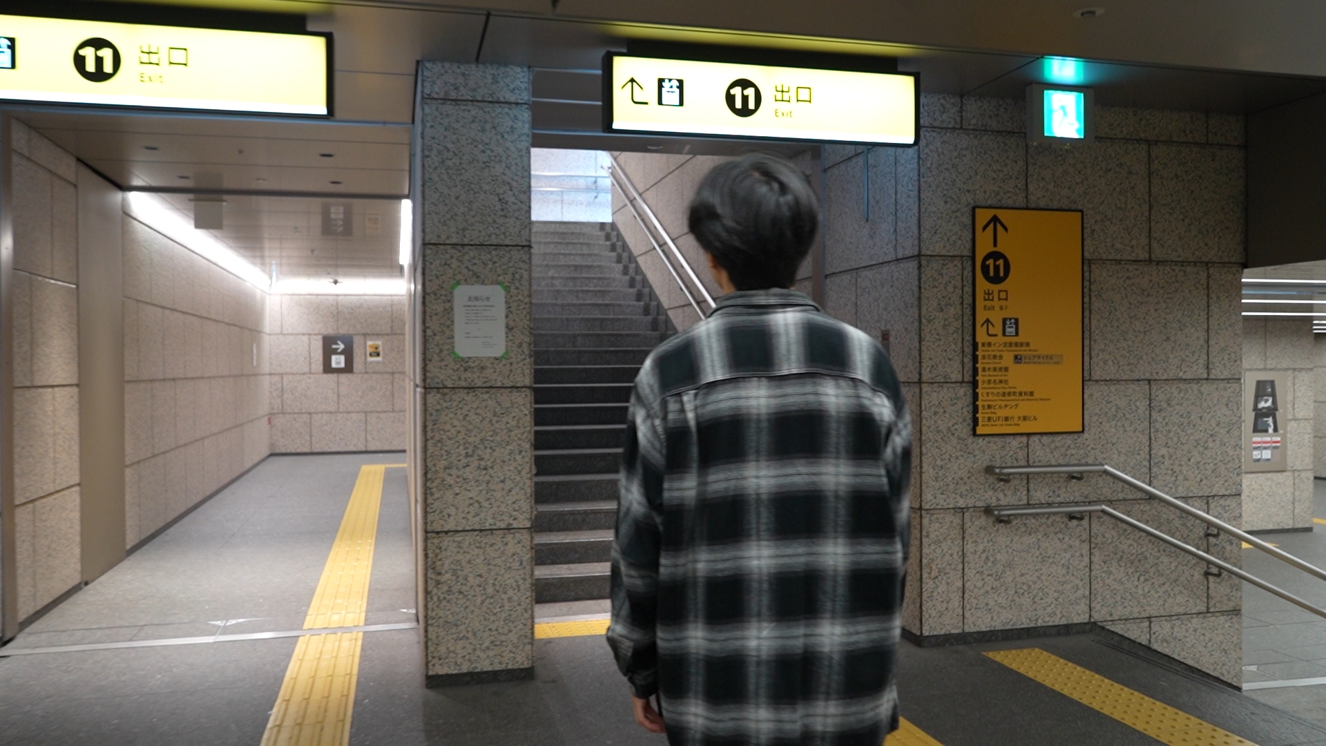 11番出口へ向かい地上に出ます