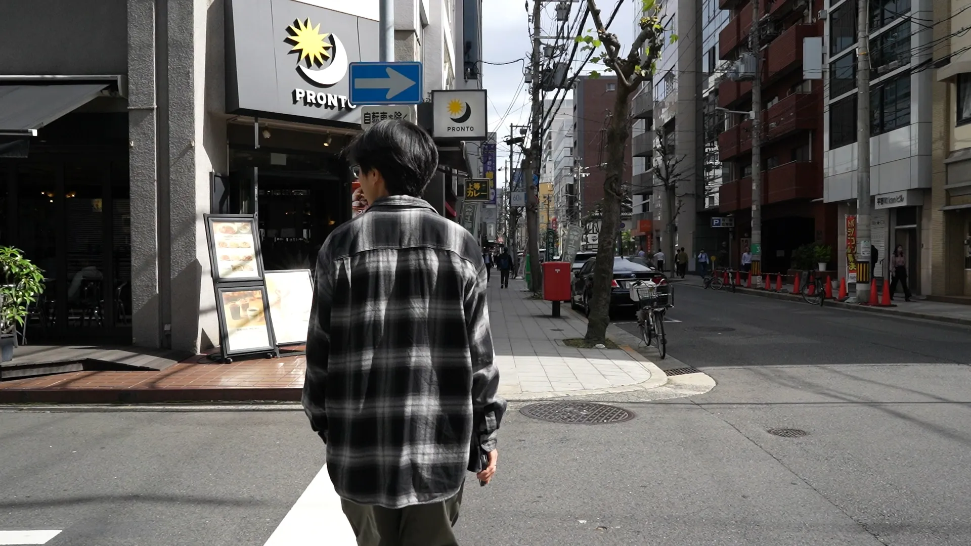 プロントコーヒーのある交差点を通過します