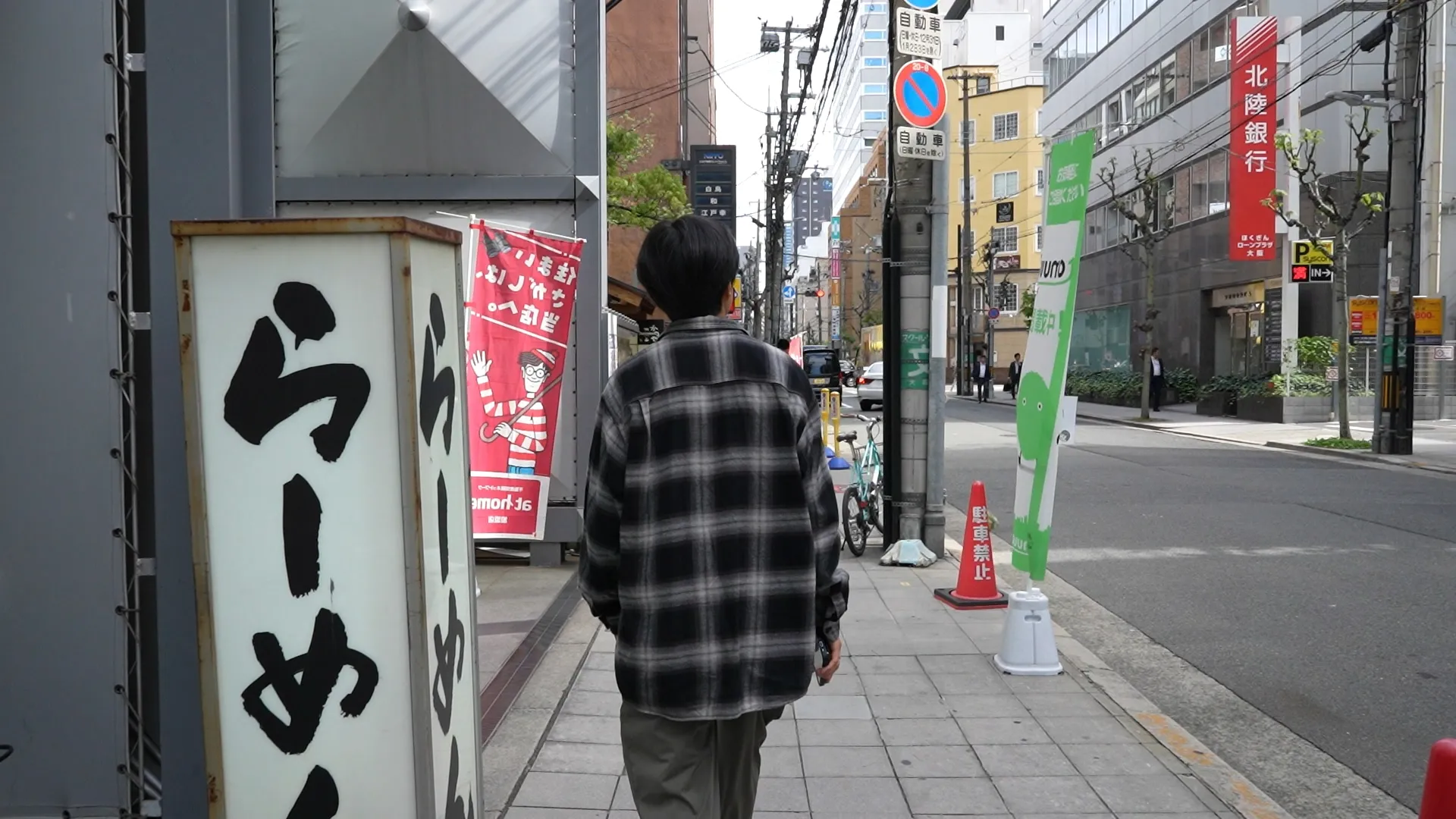 北陸銀行のある交差点を通過します
