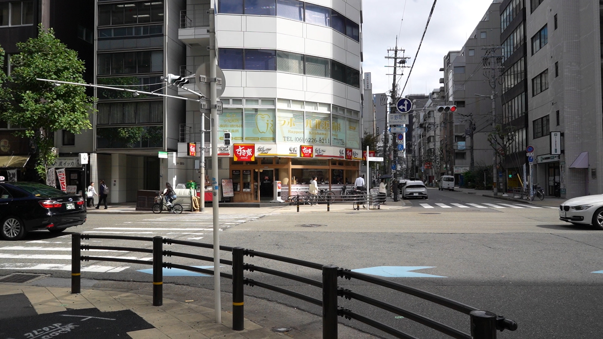 SUKIYAのある交差点を右に曲がります