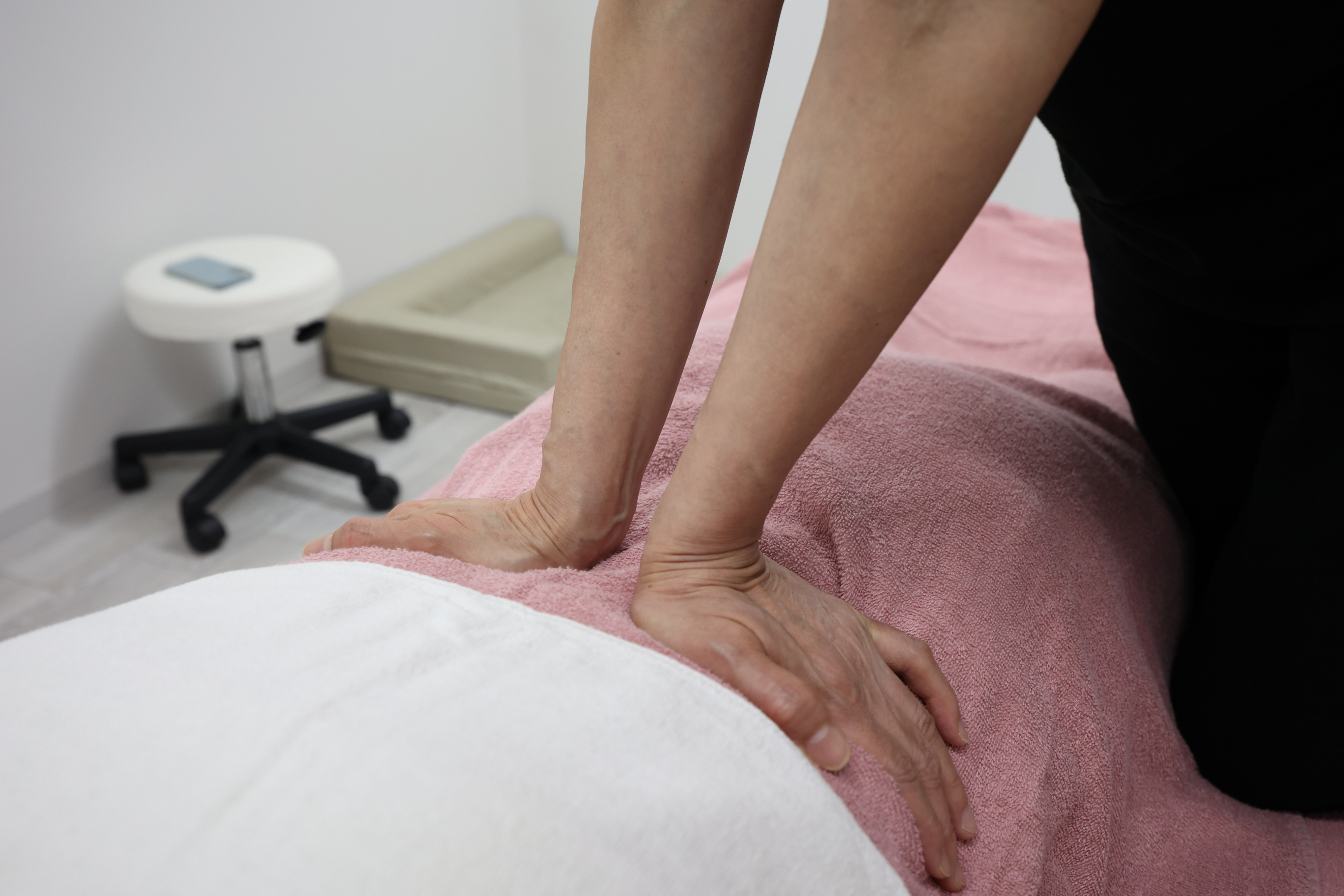 腰を揉んでいる